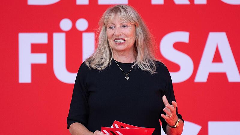 Petra K&ouml;pping (SPD), Sozialministerin von Sachsen, spricht auf einer SPD-Wahlkampfveranstaltung auf dem Schlossplatz in Dresden.