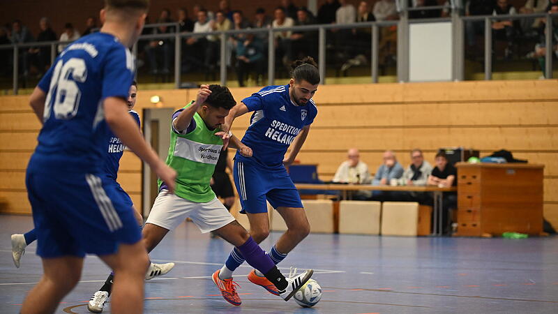 Der M&ouml;nchr&ouml;dener Neuzugang Cancut Civelek (blaues Trikot) im Spiel gegen Schneckenlohe.