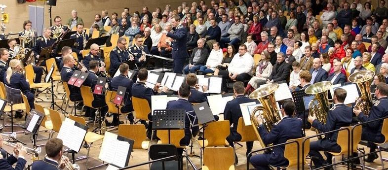 Das Luftwaffenmusikkorps beim Konzert im Jahr 2024 in der vollen Mehrzweckhalle in Münnerstadt. Das Luftwaffenmusikkorps beim Konzert im Jahr 2024 in der vollen Mehrzweckhalle in Münnerstadt.