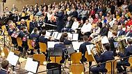 Das Luftwaffenmusikkorps beim Konzert im Jahr 2024 in der vollen Mehrzweckhalle in M&uuml;nnerstadt.