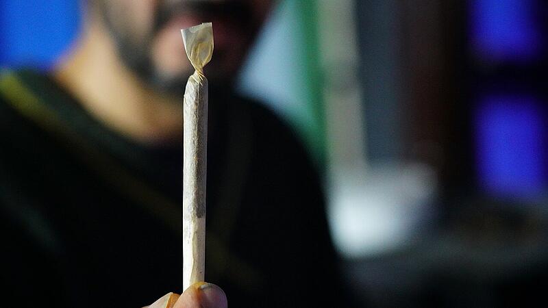 Ab dem 1. April wird Cannabis in Deutschland teilweise legalisiert. Was haltet ihr davon?