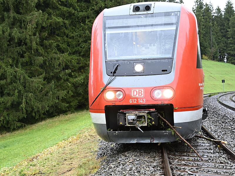 Zug entgleist im Allgäu nach Kollision mit Baum