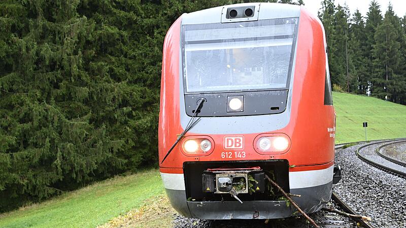 Zug entgleist im Allgäu nach Kollision mit Baum