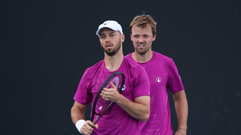 Entt&auml;uschung in Melbourne: Kevin Krawietz (hinten) und Tim P&uuml;tz sind bei den Australian Open bereits in Runde 2 ausgeschieden.