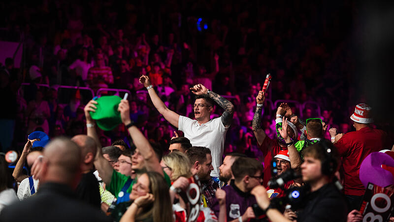 Ausverkaufte Brose Arena und gro&szlig;e Namen des Dartsports: Die Franken Darts Gala in Bamberg begeisterte Fans und Profis gleicherma&szlig;en.