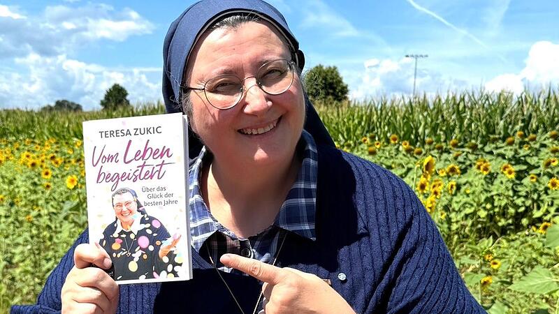 Schwester Teresa Zukic aus Weisendorf mit ihrem soeben erschienen neuesten Buch