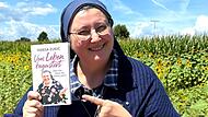 Schwester Teresa Zukic aus Weisendorf mit ihrem soeben erschienen neuesten Buch