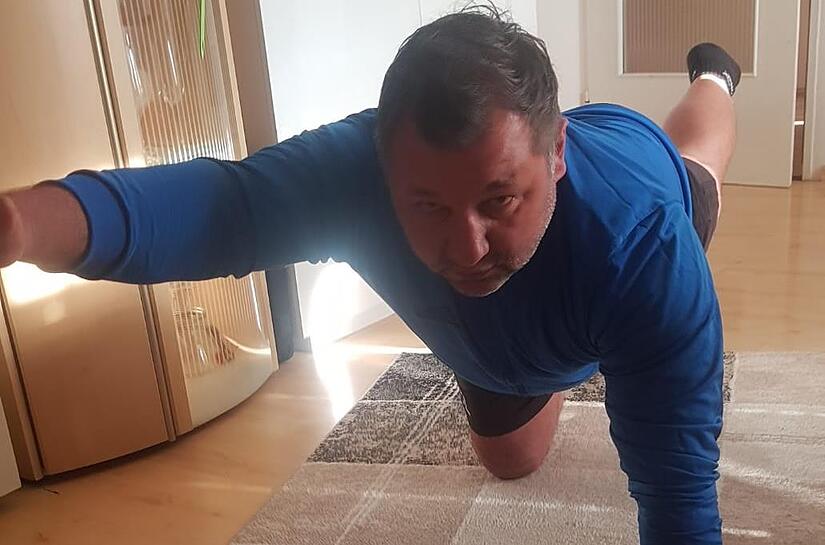 Sascha Licht absolvierte nach seiner Knie-Implantat-Operation im Januar eine vierwöchige Reha in Bad Staffelstein. Jetzt muss er  täglich Stabilisationsübungen machen.