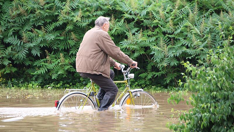 Wagemutige Radler k&auml;mpften sich durch die Fluten.