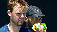Tim Pütz (rechts) musste am Donnerstag wegen einer Fingerverletzung passen. Damit schieden er und Kevin Krawietz beim ATP-Turnier in Hamburg aus.