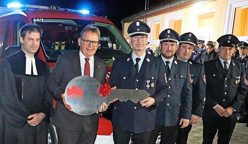 B&uuml;rgermeister Bernd Rebhan &uuml;berreichte symbolisch den Schl&uuml;ssel des neuen Fahrzeugs an Kommandant Peter Fischer.