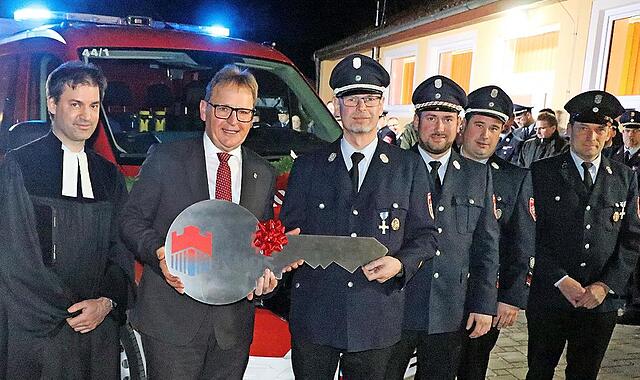 Bürgermeister Bernd Rebhan überreichte symbolisch den Schlüssel des neuen Fahrzeugs an Kommandant Peter Fischer. Bürgermeister Bernd Rebhan überreichte symbolisch den Schlüssel des neuen Fahrzeugs an Kommandant Peter Fischer.