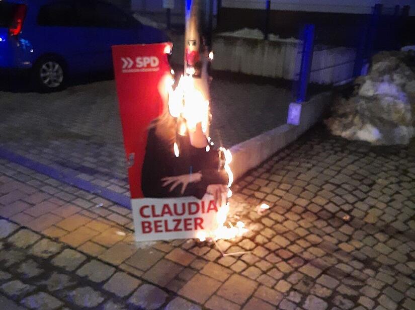 In Adelsdorf wurde das Plakat der Landratskandidatin Claudia Belzer angez&uuml;ndet.