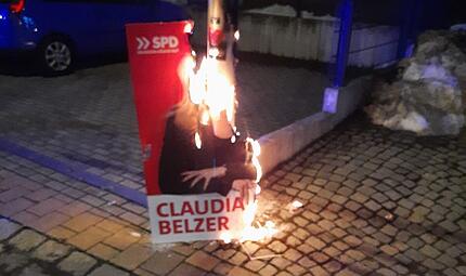 In Adelsdorf wurde das Plakat der Landratskandidatin Claudia Belzer angez&uuml;ndet.