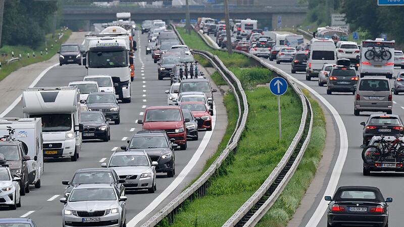 Viel Verkehr in beide Richtungen auf der A8 am Inntaldreieck