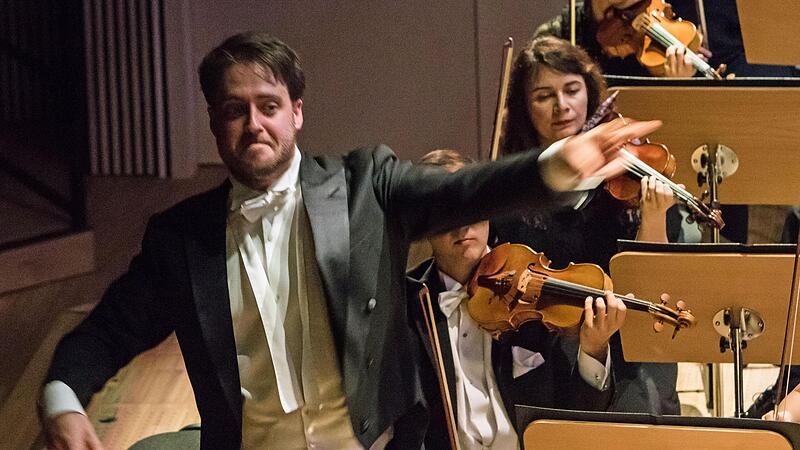 Coburgs Generalmusikdirektor Daniel Carter dirigiert das erste Sinfoniekonzert der Saison im Globe.