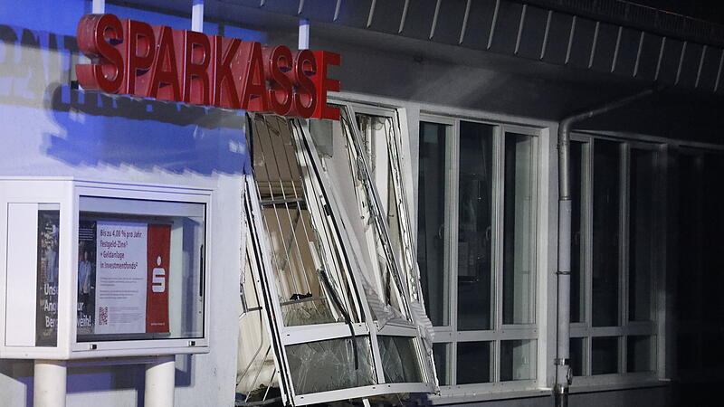 Zwei Geldautomaten in der Nacht gesprengt: Täter auf der Flucht