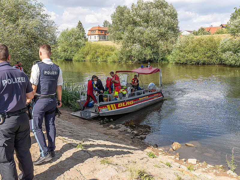 Zeuge entdeckt leblosen K&ouml;rper im Wasser: Gro&szlig;einsatz nach Leichenfund am Main