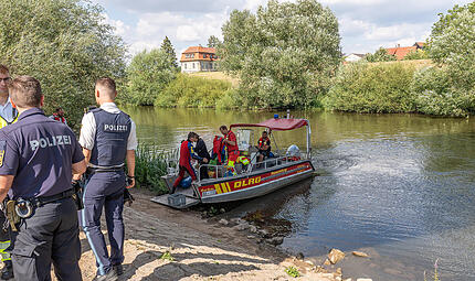 Zeuge entdeckt leblosen K&ouml;rper im Wasser: Gro&szlig;einsatz nach Leichenfund am Main