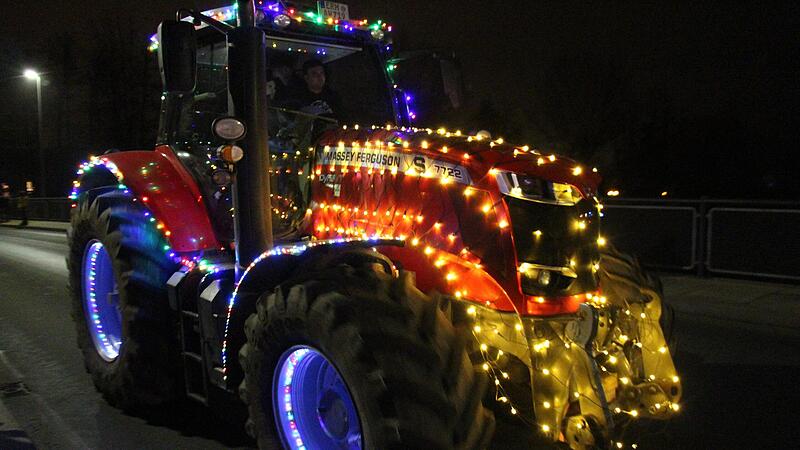 Am Samstagabend rollte eine beeindruckende Parade von mit Lichtern geschm&uuml;ckten Traktoren durch H&ouml;chstadt. Weit &uuml;ber 50 Landwirte aus der ganzen Region nahmen teil.