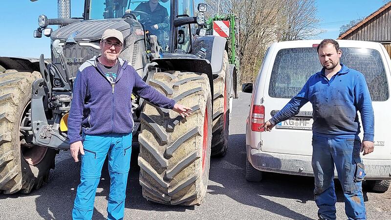 Edgar Thomas (links) und Sebastian Fell demonstrieren die Stra&szlig;enbreite.