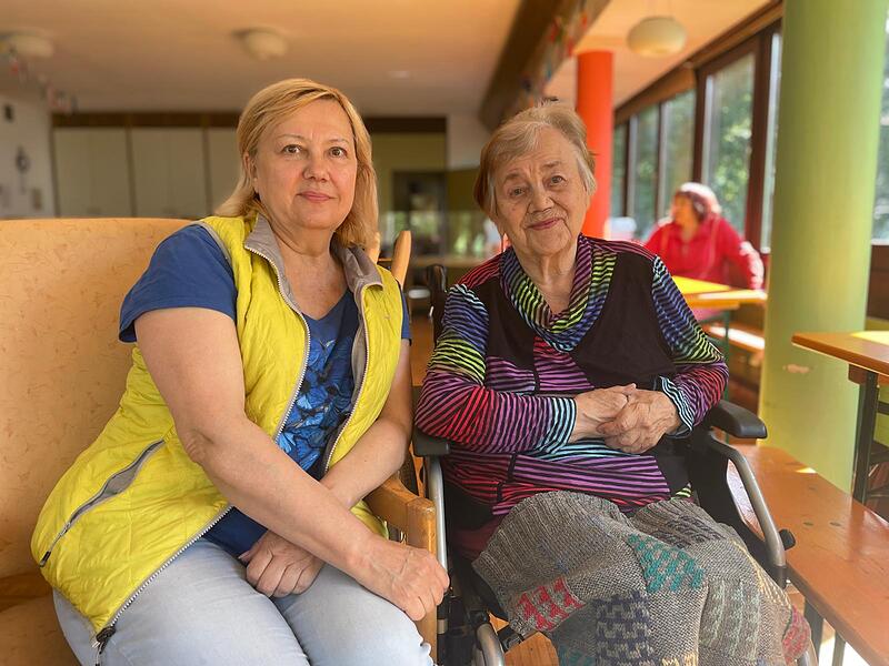 Nataliia Markova ist 2022 mit ihrer pflegebed&uuml;rftigen Mutter Valentina Siwotchub aus der Ukraine geflohen. Weil die Unterkunft in Bubenreuth geschlossen wird, stehen Tochter und Mutter nun vor einem umgewissen Umzug.