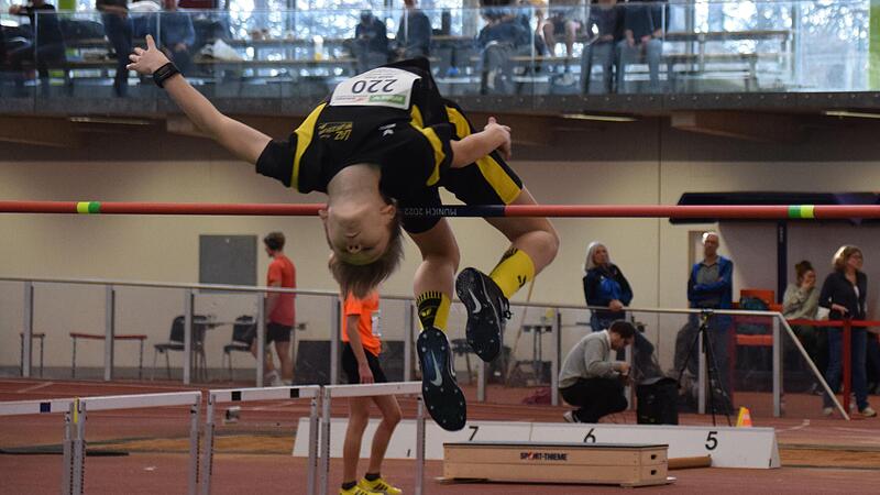 Finn Hauk (LAZ Kreis Eibelstadt) aus Schwarzach landete bei den bayerischen Hallen-Meisterschaften der Leichtathletik in M&uuml;nchen im Hochsprung auf Platz zwei.