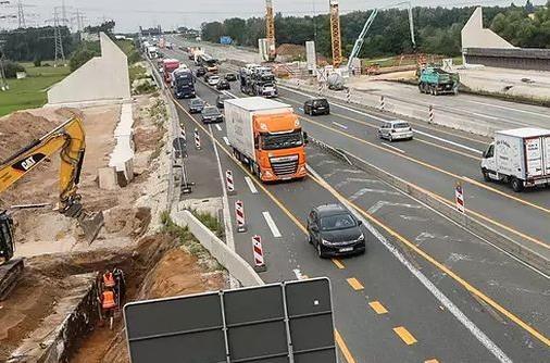 Die A 3 wird derzeit im Raum Erlangen/Höchstadt sechsspurig ausgebaut. Die A 3 wird derzeit im Raum Erlangen/Höchstadt sechsspurig ausgebaut.