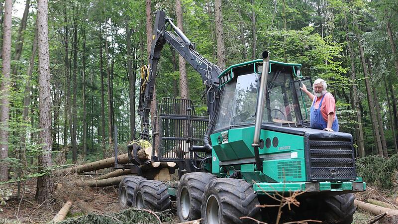 Der Borkenk&auml;fer hatte zugeschlagen, weshalb viele B&auml;ume gef&auml;llt werden mussten. G&uuml;nther Lehnes holt sie mit seinem R&uuml;ckezug aus dem Wald.Forchheim & Fr&auml;nkische Schweiz