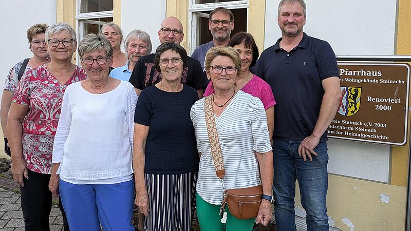 Sie wollen sich künftig im Pfarrei-Team Steinach ehrenamtlich engagieren; im Bild (hinten von rechts) Initiator Frank Schmitt, Gemeinderat Jürgen Reuß (CSU, Hohn) und Frank Hillenbrand (Kirchenverwaltung)