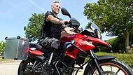 Andreas Barth sitzt 22 Jahre nach seinem schweren Unfall wieder auf dem Motorrad. Gut zu erkennen die Prothese, wo fr&uuml;her sein rechtes Bein war.