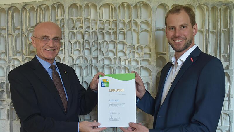 Freude &uuml;ber die erfolgreiche Teilnahme am Umwelt- und Klimapakt Bayern: Anton Gerstenkorn nimmt von Landrat Wilhelm Schneider die Umweltpakt-Urkunde in Empfang.