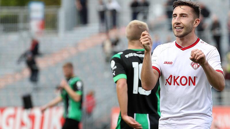 Dominik Meisel freut sich &uuml;ber sein Tor beim 3:0-Erfolg gegen die SpVgg Greuther F&uuml;rth II und zelebriert seinen pers&ouml;nlichen Torjubel.