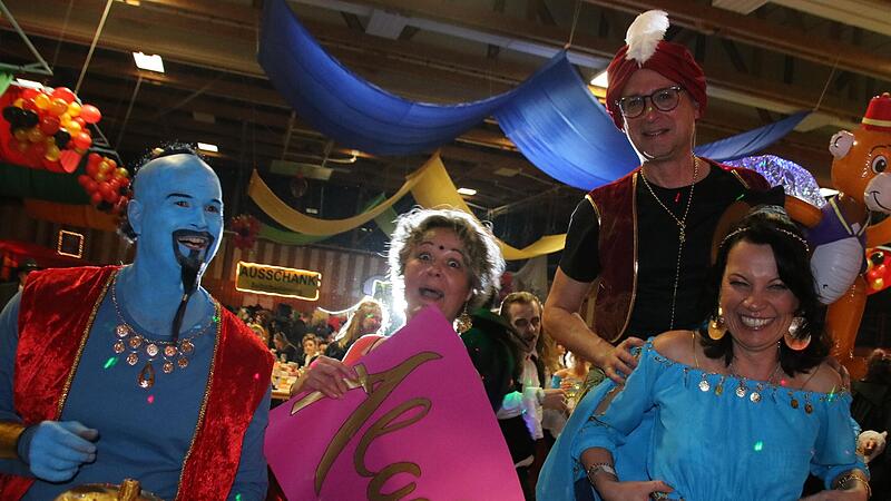 Das Musical &bdquo;Aladdin&ldquo; wird von einer  Gruppe aus Bad Staffelstein in morgenl&auml;ndischer Farbenpracht inszeniert. Bei der  Maskenpr&auml;mierung verleiht die Jury den Akteuren daf&uuml;r den ersten Platz.