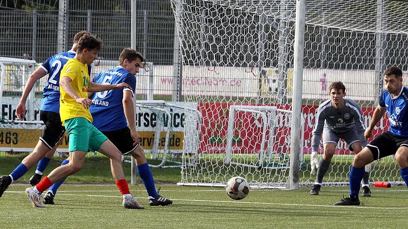 Sebastian Zweyer (gelbes Trikot), Torsch&uuml;tze der DJK Bamberg beim 1:1 gegen die FT Schweinfurt, rennt sich hier gegen zwei Abwehrspieler der Unterfranken fest.