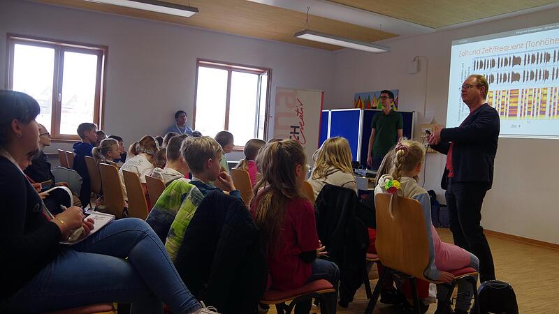 Professor Ralf Sommer und der Student Thore Lencer erkl&auml;rten, wie Kl&auml;nge entstehen und was sie mit Schwingungen zu tun haben.