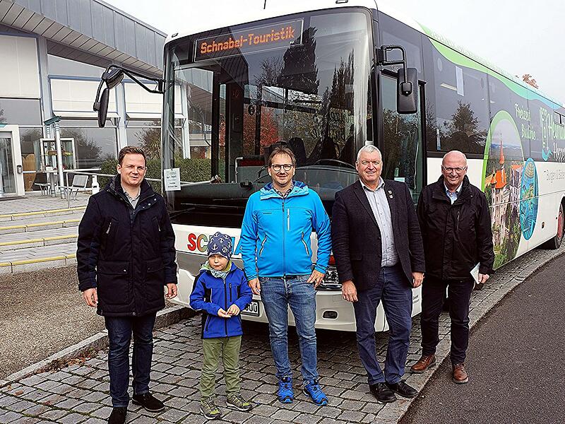Bürgermeister Tobias Ehrlicher von Bad Rodach (links), begrüßte vor der Therme in Bad Rodach die mit dem „Heimat-Hopper“ gekommenen Bürgermeisterkollegen (von rechts): Markus Oppelt, Jürgen Hennemann und Wolfram Thein mit Sohn Willi.