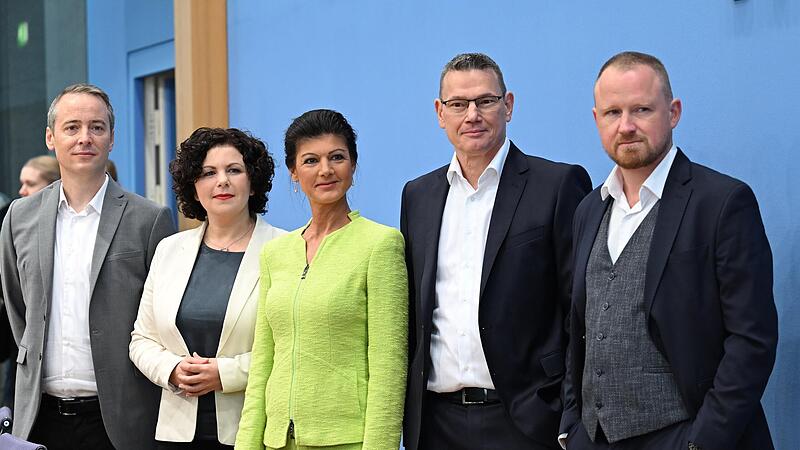 Sahra Wagenknecht stellt gemeinsam mit ihren Mitstreitern ihren neuen Verein „Bündnis Sahra Wagenknecht“ vor.  Vorstandsmitglieder des neuen Vereins sind Lukas Schön (von links), Amira Mohamed Ali, Sarah Wagenknecht, Ralf Suikat und Christian Leye.