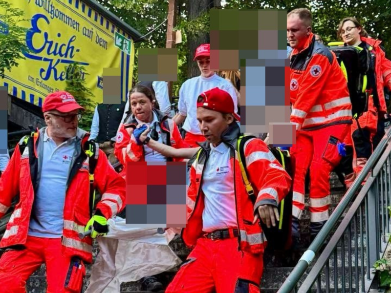 BRK Einsatz 2025 Bergkirchweih Erlangen Engpässe im Gesundheitssystem belasten den BRK immer mehr, schildert der Rettungsdienstleiter Stefan Pechtl vom Kreisverband Erlangen-Höchstadt. Das Bild zeigt eines BRK-Einsatzes während der Bergkirchweih 2025 in Erlangen.