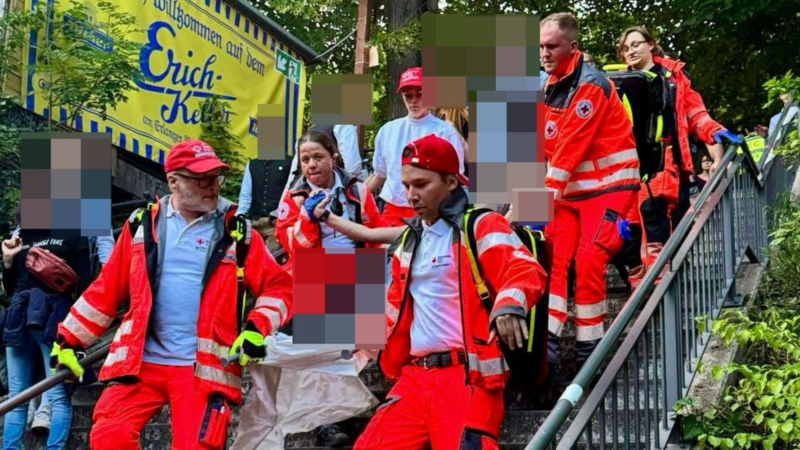 Engp&auml;sse im Gesundheitssystem belasten den BRK immer mehr, schildert der Rettungsdienstleiter Stefan Pechtl vom Kreisverband Erlangen-H&ouml;chstadt. Das Bild zeigt eines BRK-Einsatzes w&auml;hrend der Bergkirchweih 2025 in Erlangen.