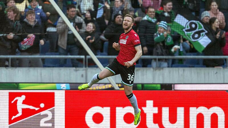 Cedric Teuchert jubelt &uuml;ber seinen Treffer zum 2:2.