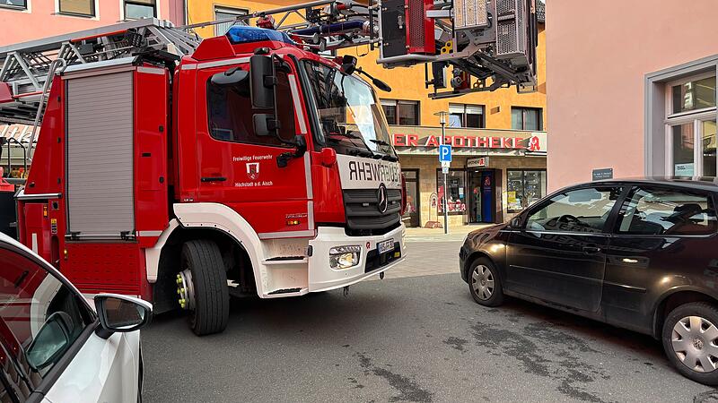 Die Zufahrt zur Kapuzinerstraße in Höchstadt: Hier musste der Fahrer der Drehleiter aufgeben, ein Abbiegen war nicht möglich.