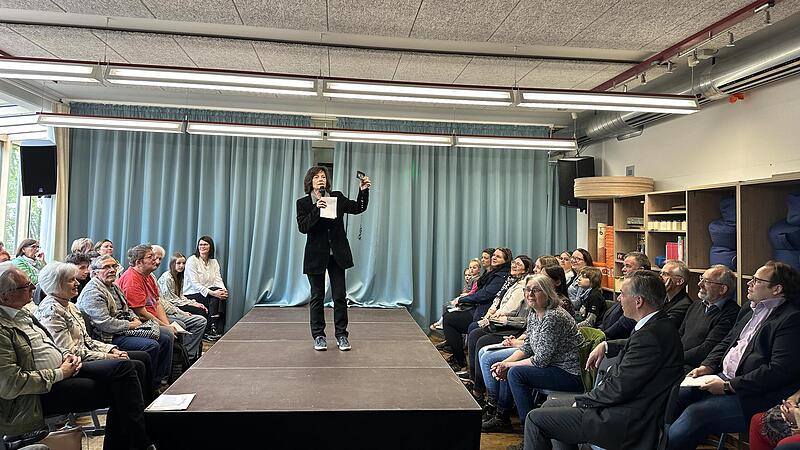 Roswitha Mohren, Dozentin f&uuml;r Kunst und Sport an der Fachakademie f&uuml;r Sozialp&auml;dagogik in H&ouml;chstadt, startet ein Quiz als &bdquo;Frank Elstner&ldquo;, der 1981 mit der Fernsehshow &bdquo;Wetten, dass&hellip;?&ldquo; Premiere feierte. Heuer besteht die Schule seit 50 Jahren.