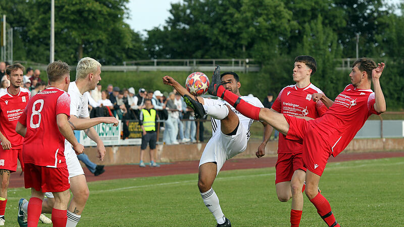 Der SV Waizendorf um Leo Sommer und Marius Müller (rote Trikots) setzte sich am Dienstag gegen Kevin Rippstein und die SpVgg Trunstadt durch. Am Samstag wartet mit dem SC Heiligenstadt aber eine noch höhere Hürde.
