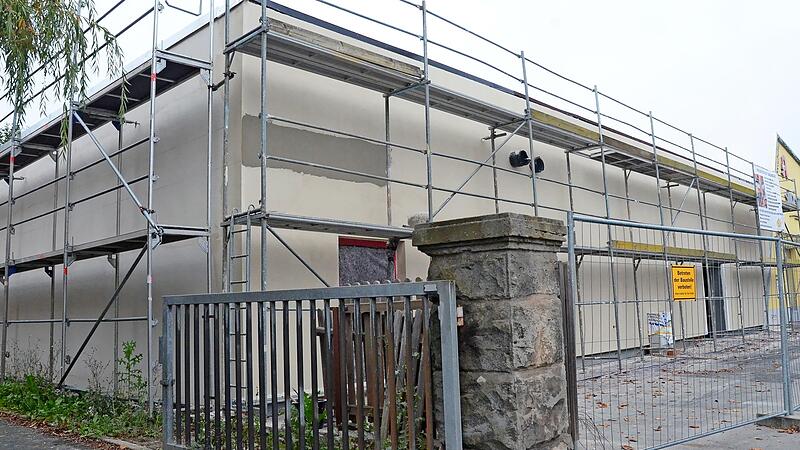 Derzeit laufen Umbauarbeiten in diesem Geb&auml;ude in der Kulmbacher Stra&szlig;e f&uuml;r den Umzug von NKD von der Bahnhofstra&szlig;e dorthin.