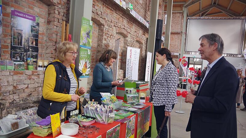 Einer der zahlreichen St&auml;nde, die die K&uuml;hlenzpassage am Samstag zu einem Zentrum des Ehrenamts machten.