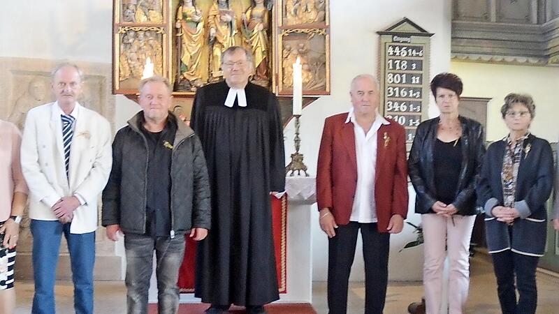 Sie empfingen vor 50 Jahren im Jahr 1971 zum ersten Mal das Abendmahl. Mit im Bild ist Pfarrer Michael Foltin.