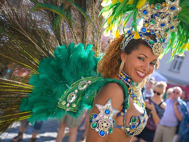 Seit 1992 wird immer am zweiten Wochenende im Juli in Coburg das Samba-Festival gefeiert. Seit 1992 wird immer am zweiten Wochenende im Juli in Coburg das Samba-Festival gefeiert.