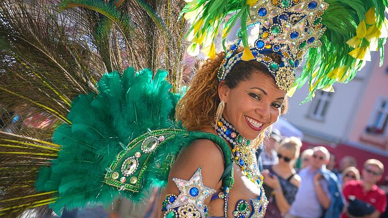 Seit 1992 wird immer am zweiten Wochenende im Juli in Coburg das Samba-Festival gefeiert. Seit 1992 wird immer am zweiten Wochenende im Juli in Coburg das Samba-Festival gefeiert.