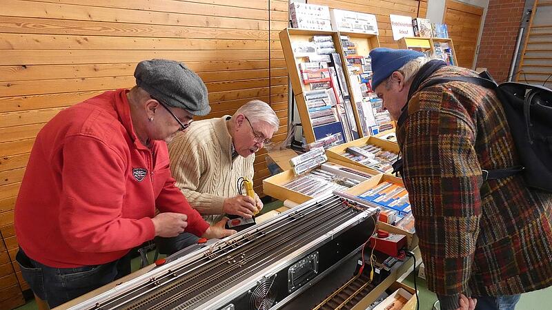 Vor dem Kauf überprüfen die beiden Händler aus Bad Hersfeld noch gründlich den Transformator, bevor der „Trafo“ über den Ladentisch geht.